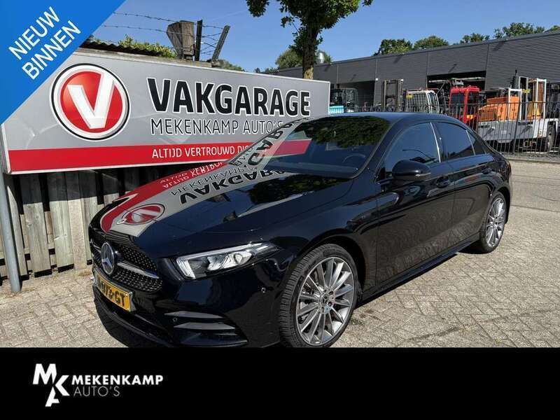 Zwart, metallic lak Gebruikt 2021 Mercedes A250 Premium Sedan | € 28.950 (Goede deal) - Afbeelding 1/4