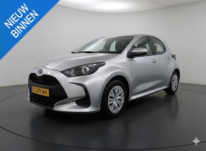 Grijs Gebruikt 2023 Toyota Yaris Hybrid Active Hatchback | € 19.999 (Super prijs) - Afbeelding 1/3