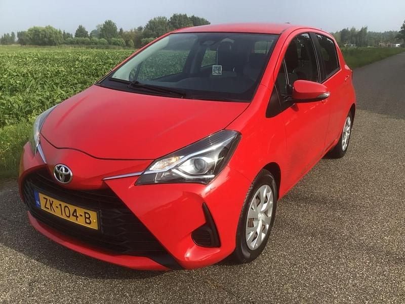 Rood Gebruikt 2019 Toyota Yaris Active Hatchback | € 14.950 (Eerlijke prijs) - Afbeelding 1/4
