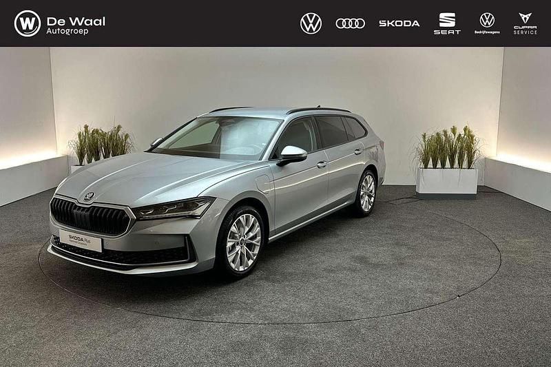 Zilver Gebruikt 2025 Skoda Superb Business Line Stationwagen | € 39.900 - Afbeelding 1/3