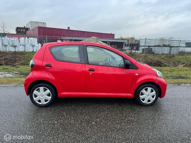 Occasion Toyota Aygo 68 PK (50 kW) 2011 Rood Hatchback