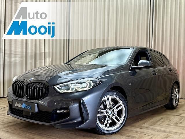 Zwart Gebruikt 2021 BMW 118 M Sport Hatchback | € 19.950 (Eerlijke prijs) - Afbeelding 1/4