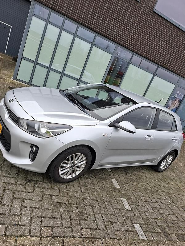 Grijs (metallic) Gebruikt 2018 Kia Rio Comfort Hatchback | € 11.950 (Super prijs) - Afbeelding 1/4
