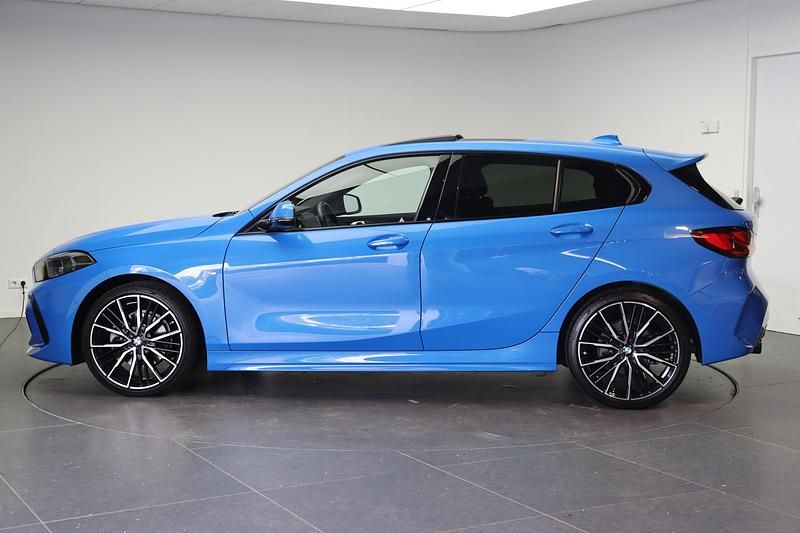 Occasion BMW 118 Executive 136 PK (100 kW) 2024 Blauw Hatchback