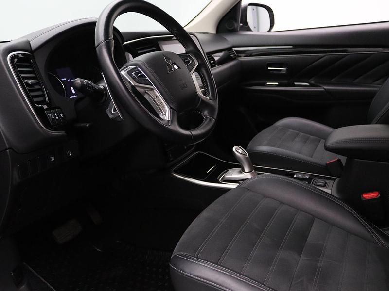 Occasion Mitsubishi Outlander Intense 225 PK (165 kW) 2021 Zilver SUV