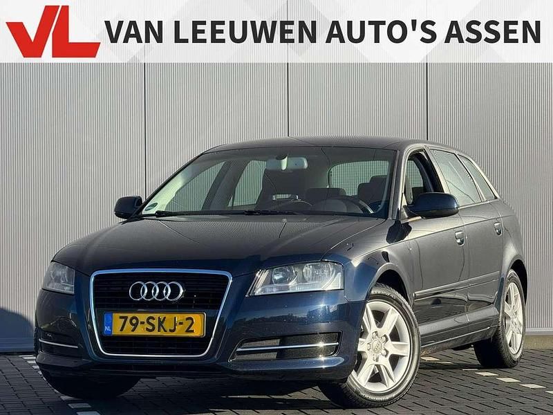 Blauw (metallic) Occasion 2011 Audi A3 Sportback Attraction Hatchback | € 4.848 (Eerlijke prijs) - Afbeelding 1/4