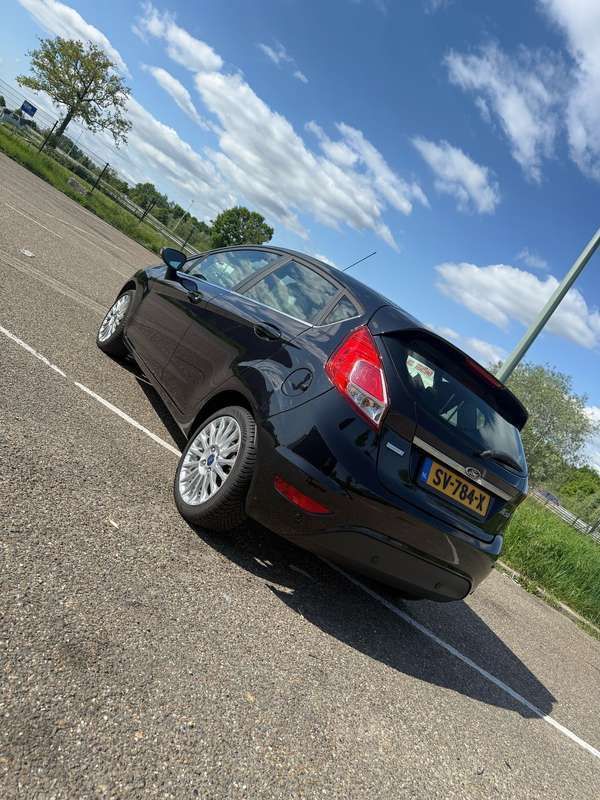 Zwart Gebruikt 2014 Ford Fiesta Titanium X Hatchback | € 7.000 (Eerlijke prijs) - Afbeelding 1/4