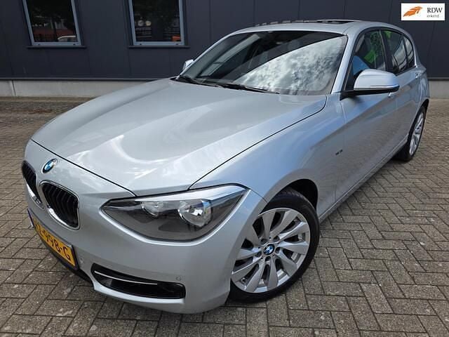 Grijs Gebruikt 2014 BMW 118 Executive Hatchback | € 10.750 (Eerlijke prijs) - Afbeelding 1/4