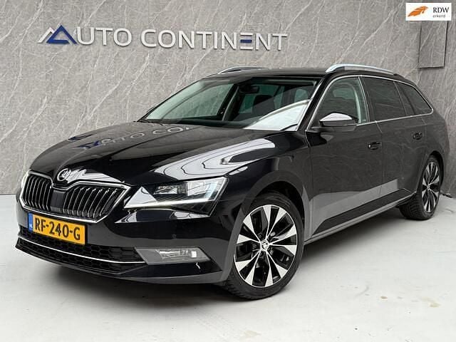 Zwart Gebruikt 2017 Skoda Superb Stationwagen | € 16.950 (Eerlijke prijs) - Afbeelding 1/4