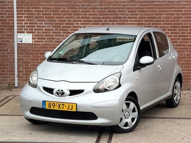 Grijs Gebruikt 2007 Toyota Aygo Hatchback | € 2.950 (Eerlijke prijs) - Afbeelding 1/4