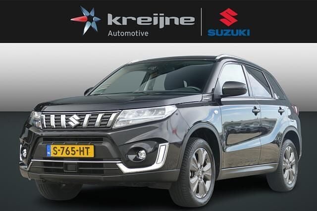 Zwart Gebruikt 2022 Suzuki Vitara Style SUV | € 25.925 (Eerlijke prijs) - Afbeelding 1/4