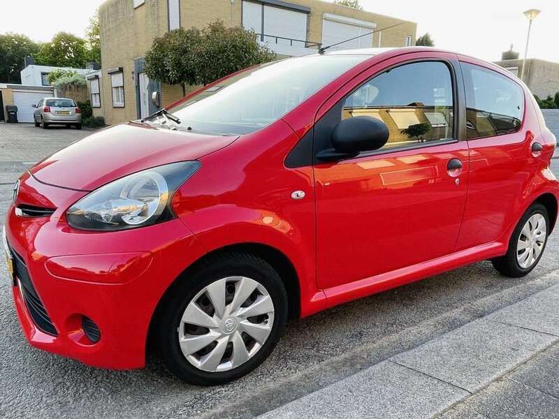 Rood Gebruikt 2013 Toyota Aygo Hatchback | € 2.900 (Goede deal) - Afbeelding 1/4