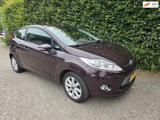Rood Gebruikt 2009 Ford Fiesta Ghia Hatchback | € 2.675 (Eerlijke prijs) - Afbeelding 1/4