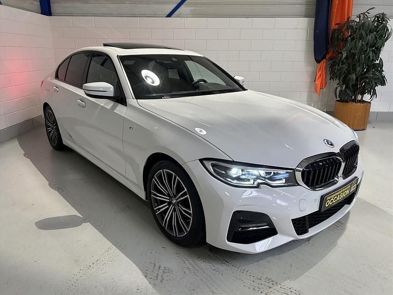 Wit Gebruikt 2023 BMW 318 M Sport Sedan | € 35.850 (Eerlijke prijs) - Afbeelding 1/4