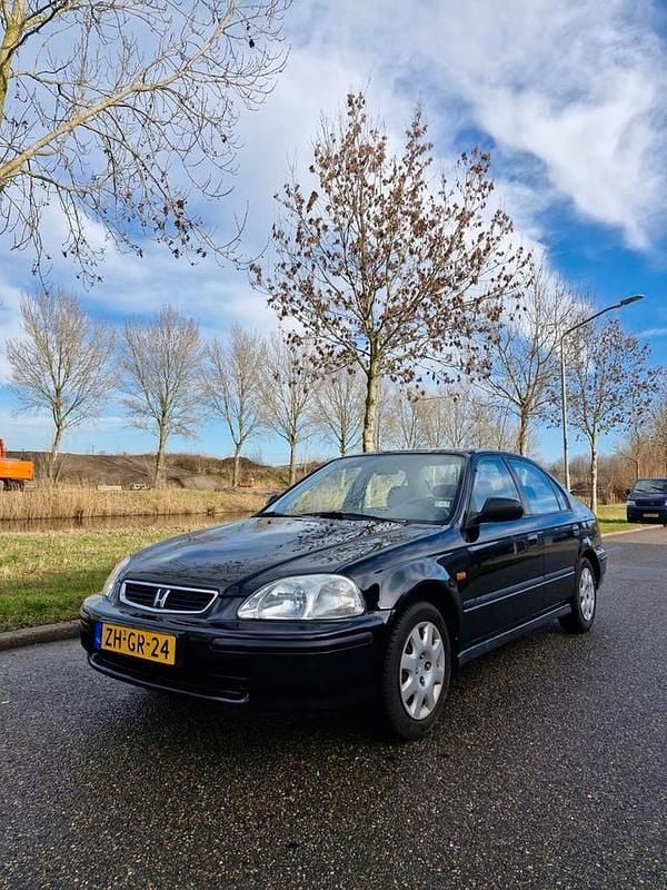 Zwart Occasion 1999 Honda Civic S Sedan | € 4.250 (Eerlijke prijs) - Afbeelding 1/4