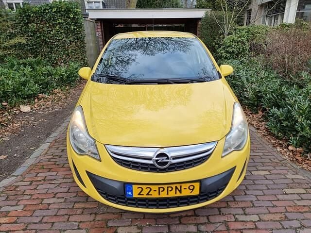 Occasion Opel Corsa Edition 95 PK (69 kW) 2011 Geel Hatchback