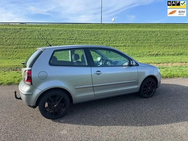 Grijs Gebruikt 2007 VW Polo Hatchback | € 1.450 (Eerlijke prijs) - Afbeelding 1/4