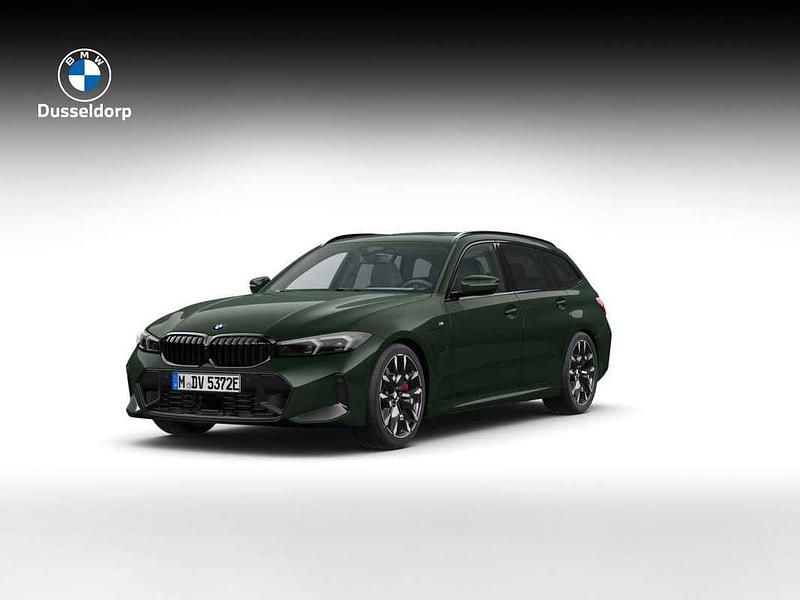 Groen Nieuw 2025 BMW 330e M Sport Stationwagen | € 80.732 (Duur) - Afbeelding 1/4