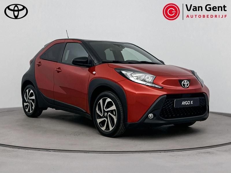 Rood Gebruikt 2024 Toyota Aygo X Pulse SUV | € 22.999 - Afbeelding 1/4