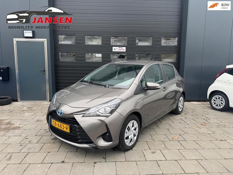 Grijs (metallic) Occasion 2018 Toyota Yaris Hybrid Hatchback | € 13.945 (Goede deal) - Afbeelding 1/4