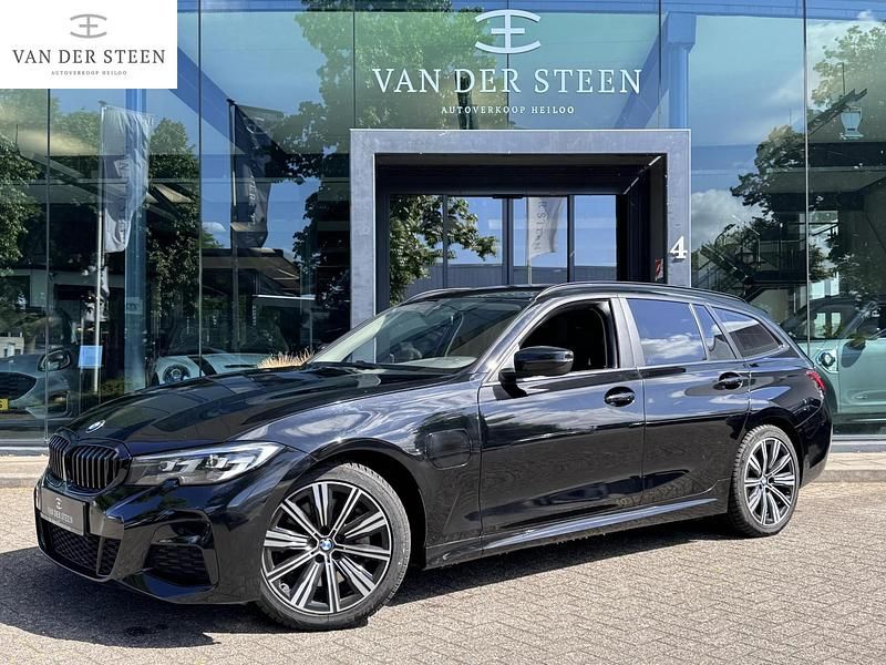 Zwart Gebruikt 2020 BMW 330e Stationwagen | € 31.745 (Eerlijke prijs) - Afbeelding 1/4
