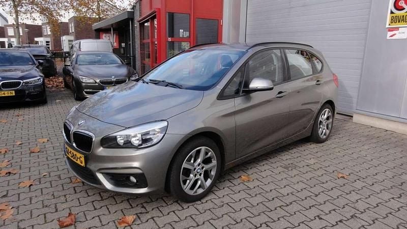 Grijs Gebruikt 2015 BMW 218 Executive MPV | € 12.950 (Goede deal) - Afbeelding 1/4