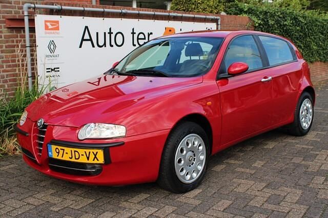 Rood Gebruikt 2002 Alfa Romeo 147 Progression Hatchback | € 2.500 (Eerlijke prijs) - Afbeelding 1/4