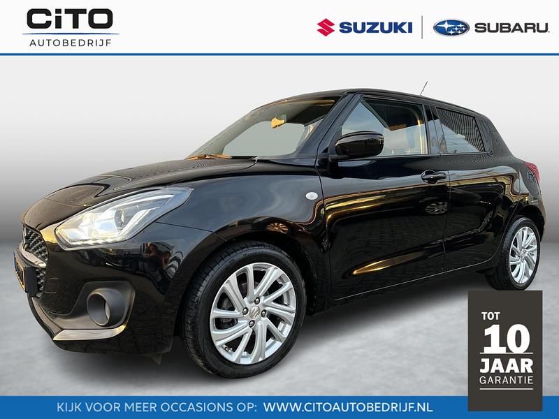 Zwart Occasion 2021 Suzuki Swift Hatchback | € 15.450 (Eerlijke prijs) - Afbeelding 1/4