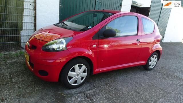 Rood Gebruikt 2010 Toyota Aygo Comfort Hatchback | € 1.500 (Goede deal) - Afbeelding 1/4