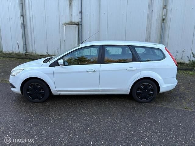 Wit Occasion 2010 Ford Focus Stationwagen | € 1.099 (Goede deal) - Afbeelding 1/4