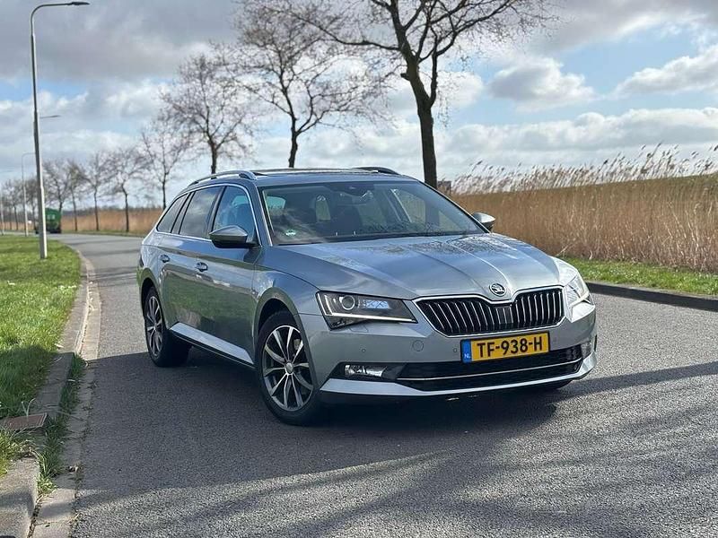 Grijs Gebruikt 2018 Skoda Superb Clever Stationwagen | € 13.250 (Iets duurder) - Afbeelding 1/4