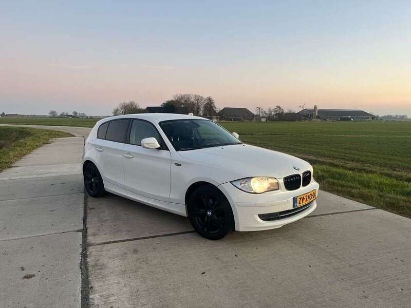Wit Gebruikt 2011 BMW 116 Executive Hatchback | € 6.250 (Eerlijke prijs) - Afbeelding 1/4