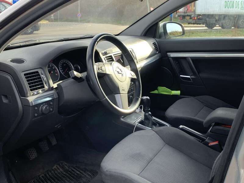 Grijs Gebruikt 2006 Opel Vectra Business Stationwagen | € 3.000 (Duur) - Afbeelding 1/4