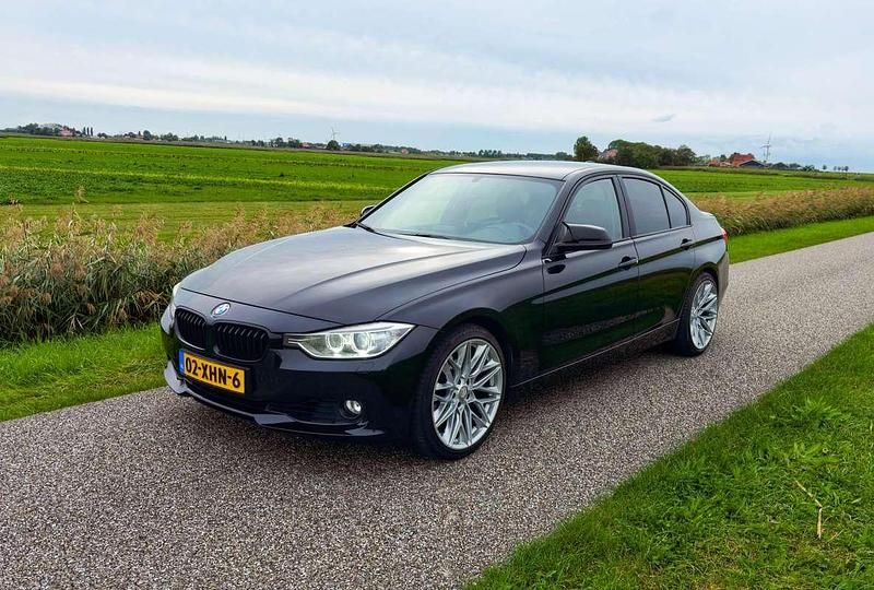 Zwart Occasion 2012 BMW 320 Executive Sedan | € 9.500 (Eerlijke prijs) - Afbeelding 1/4