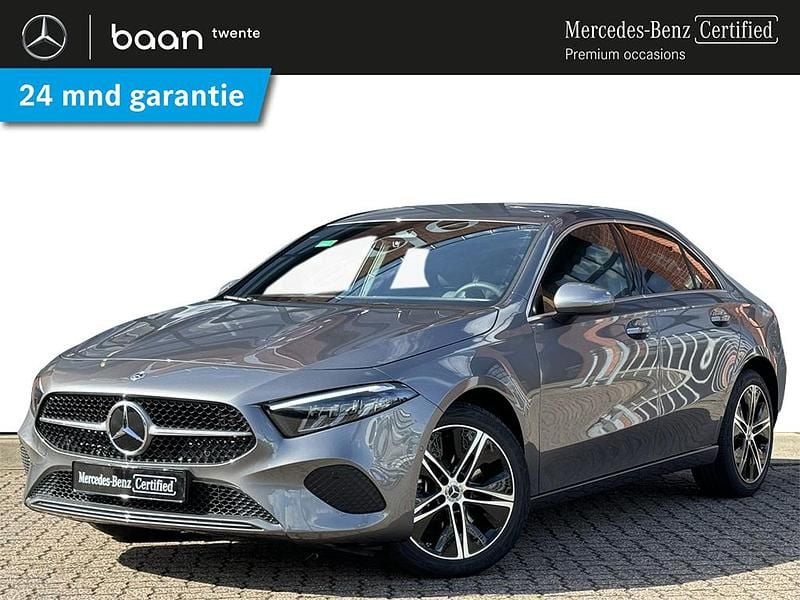 Grijs Gebruikt 2024 Mercedes A250 Edition Sedan | € 37.400 (Eerlijke prijs) - Afbeelding 1/4