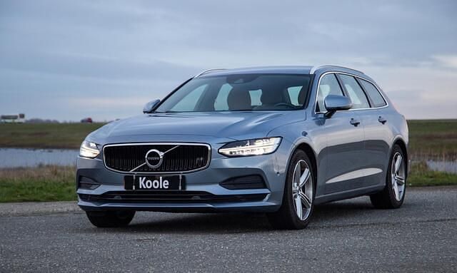 Occasion Volvo V90 Momentum 254 PK (186 kW) 2017 Blauw Stationwagen