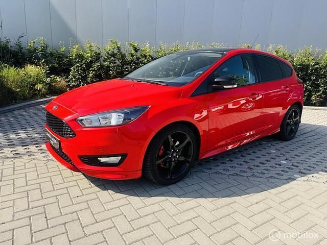 Rood Gebruikt 2016 Ford Focus ST-Line Hatchback | € 8.999 (Goede deal) - Afbeelding 1/4