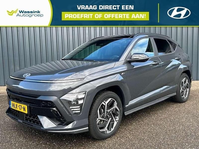 Grijs, metallic lak Gebruikt 2023 Hyundai Kona N Line SUV | € 33.940 (Duur) - Afbeelding 1/4