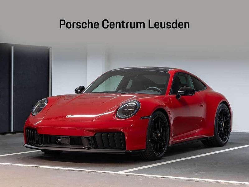 Rood Nieuw 2025 Porsche 911 Carrera GTS Coupé | € 290.887 (Duur) - Afbeelding 1/4