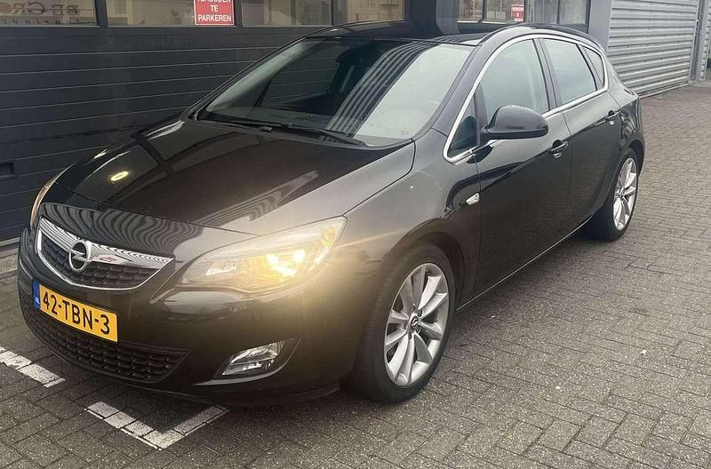 Zwart Occasion 2012 Opel Astra Sport Hatchback | € 7.500 (Iets duurder) - Afbeelding 1/4