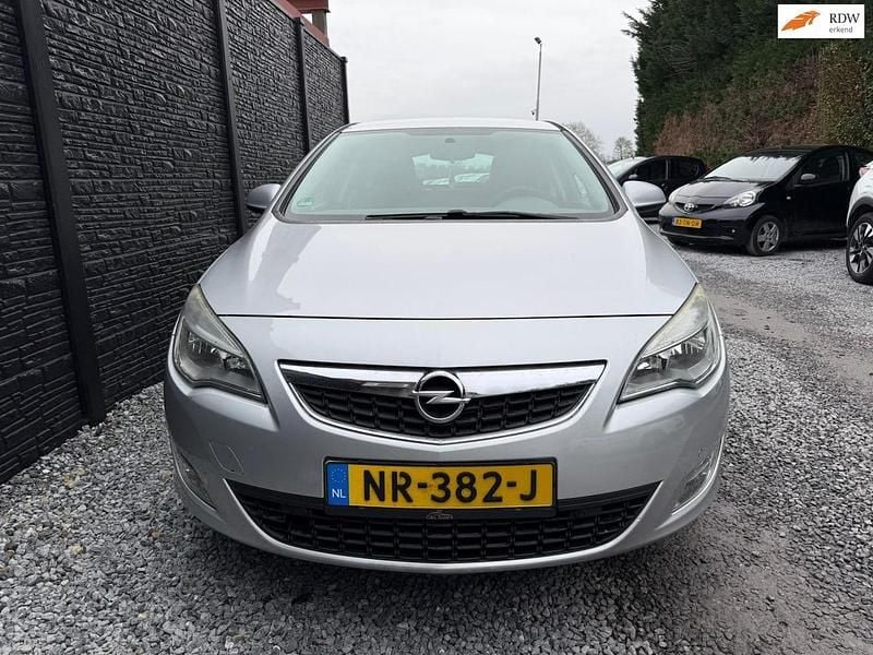 Grijs (metallic) Occasion 2012 Opel Astra Selection Hatchback | € 2.400 (Goede deal) - Afbeelding 1/4