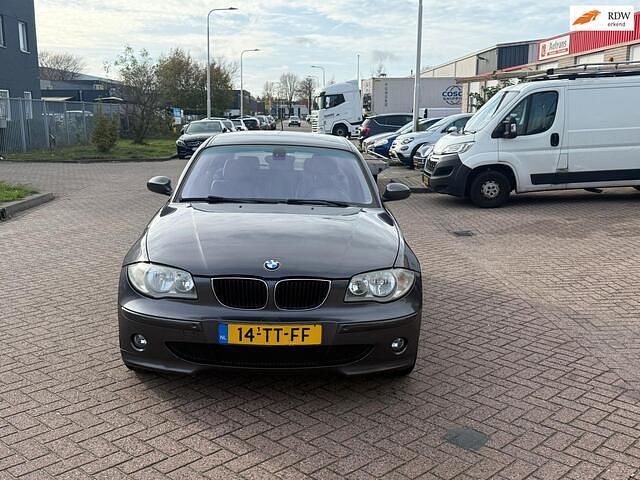Grijs Gebruikt 2004 BMW 116 Executive Hatchback | € 2.799 (Eerlijke prijs) - Afbeelding 1/4