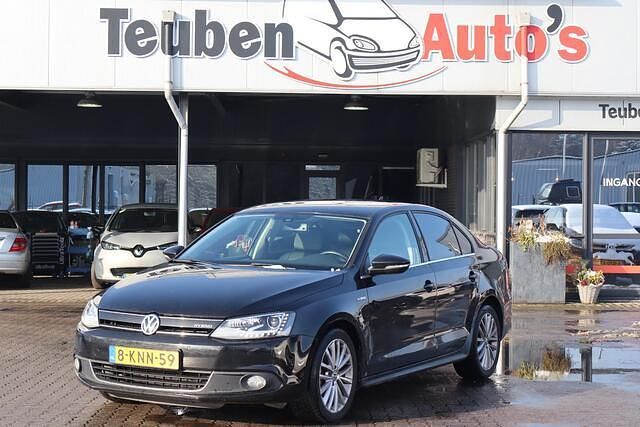 Zwart Occasion 2013 VW Jetta Highline Sedan | € 5.985 (Eerlijke prijs) - Afbeelding 1/4