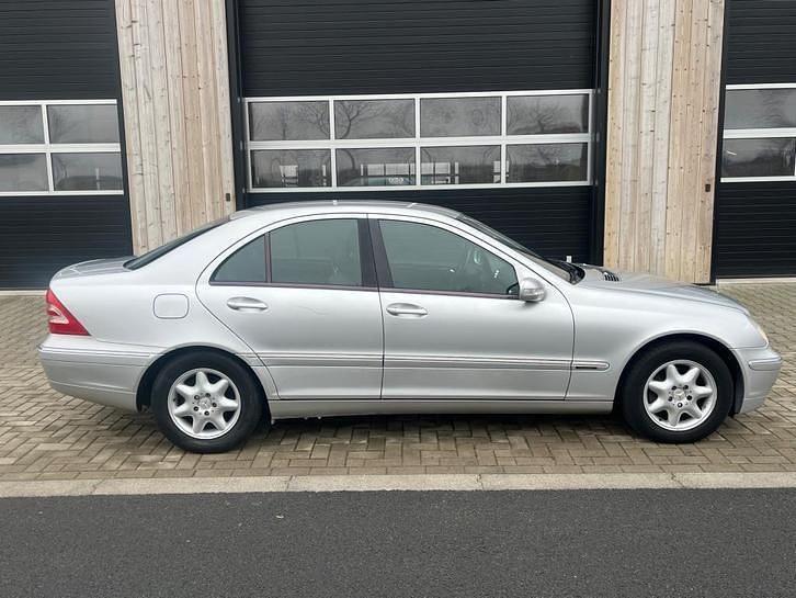 Grijs Occasion 2002 Mercedes C180 Elegance Sedan | € 1.650 (Super prijs) - Afbeelding 1/4