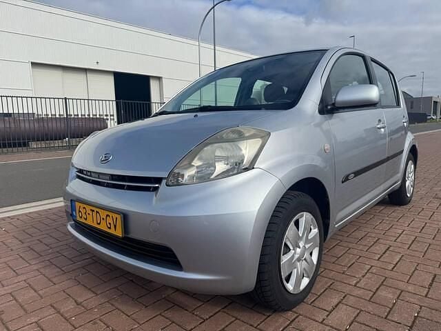 Grijs Gebruikt 2006 Daihatsu Sirion Hatchback | € 1.999 (Goede deal) - Afbeelding 1/4