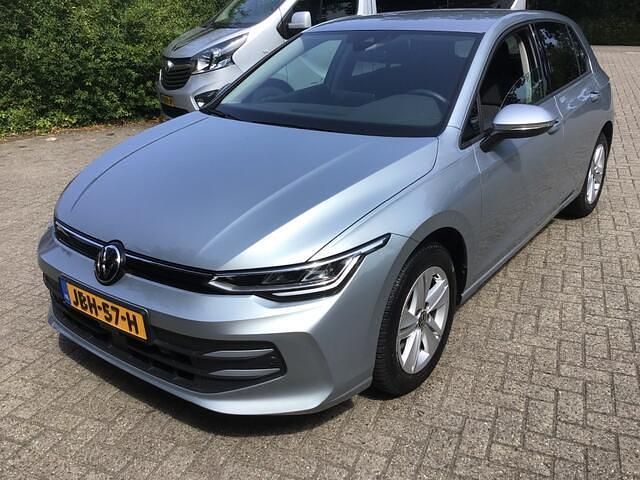 Grijs Gebruikt 2024 VW Golf VIII Edition Hatchback | € 32.750 (Goede deal) - Afbeelding 1/4