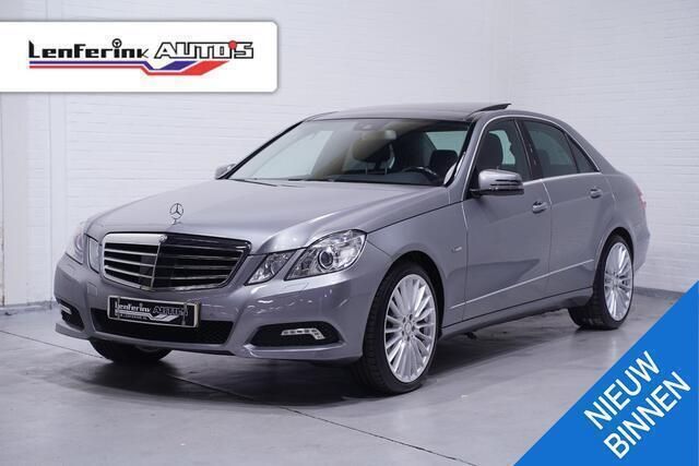 Grijs, metallic lak Gebruikt 2009 Mercedes E350 Avantgarde Sedan | € 12.400 - Afbeelding 1/4