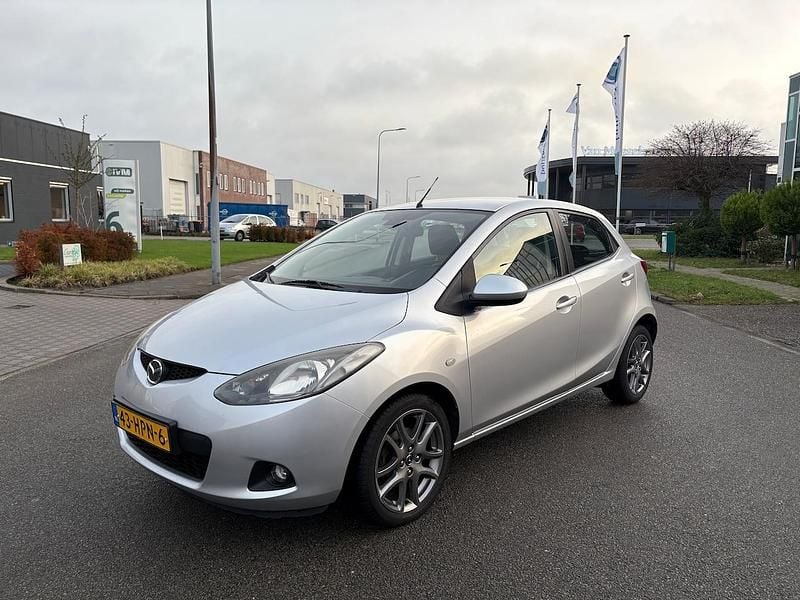 Grijs (metallic) Gebruikt 2009 Mazda 2 Hatchback | € 2.950 (Eerlijke prijs) - Afbeelding 1/4