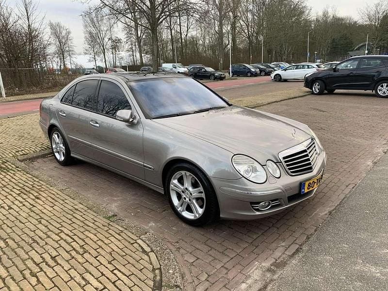 Grijs Occasion 2006 Mercedes E200 Avantgarde Sedan | € 9.950 (Duur) - Afbeelding 1/4