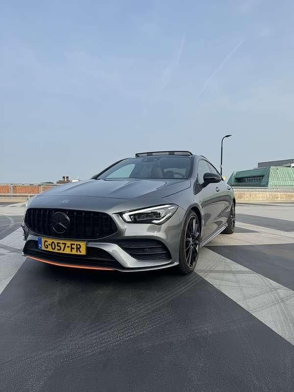 Grijs Gebruikt 2019 Mercedes CLA220 Premium Plus Sedan | € 31.000 (Eerlijke prijs) - Afbeelding 1/4